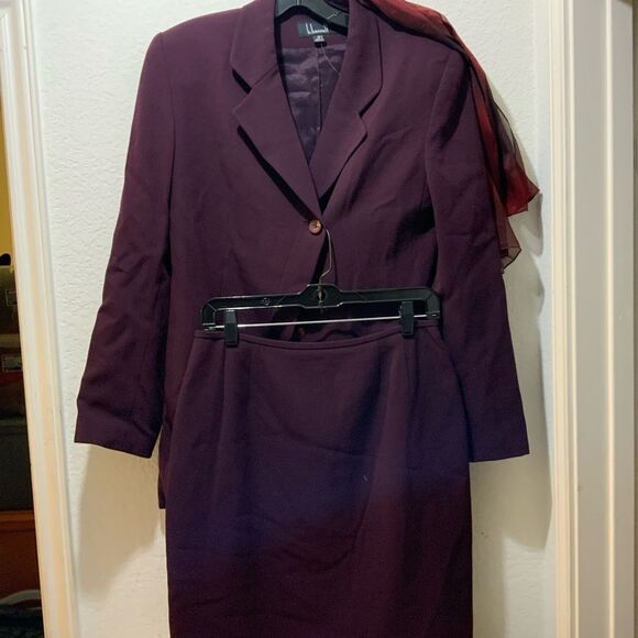 B. Bennett  2 piece  Skirt Suit. Excellent Condition. Size:8 - Picture 2 of 15